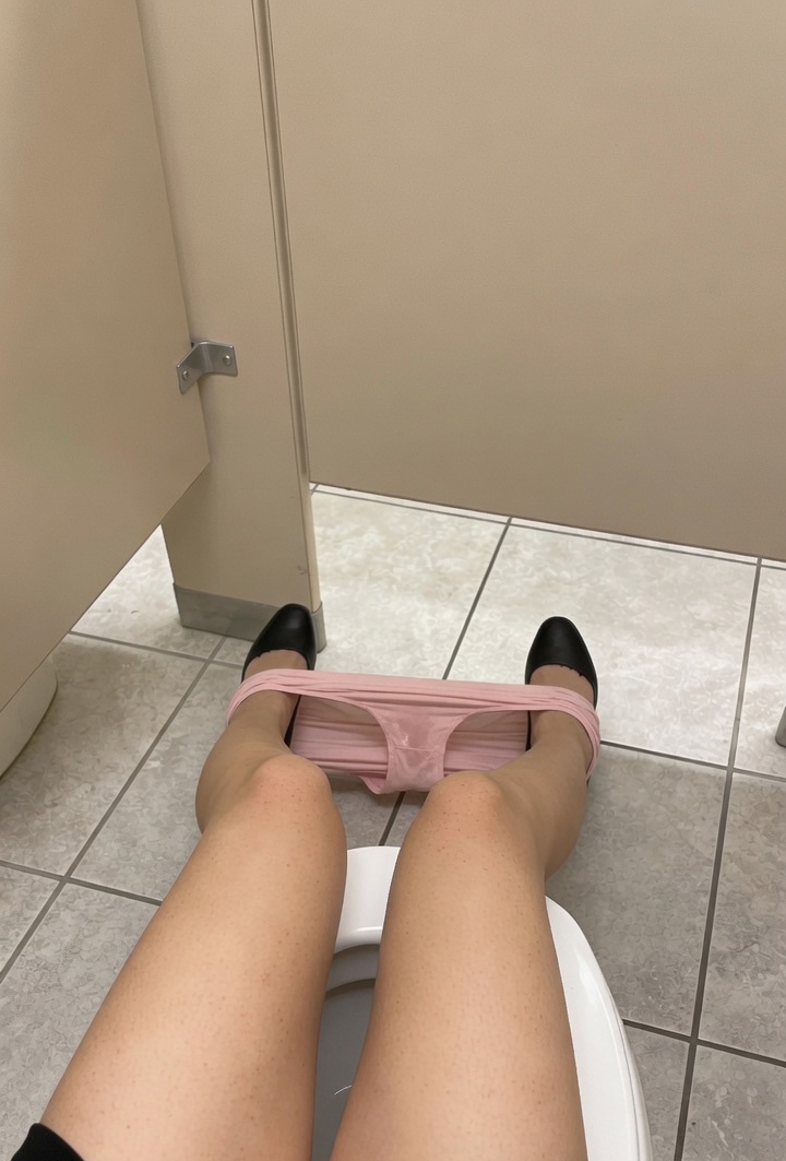 yaitsKyla's tweet photo. This is becoming a problem. Getting turned on at work is starting to piss me off. https://t.co/UI7uWYMxr9