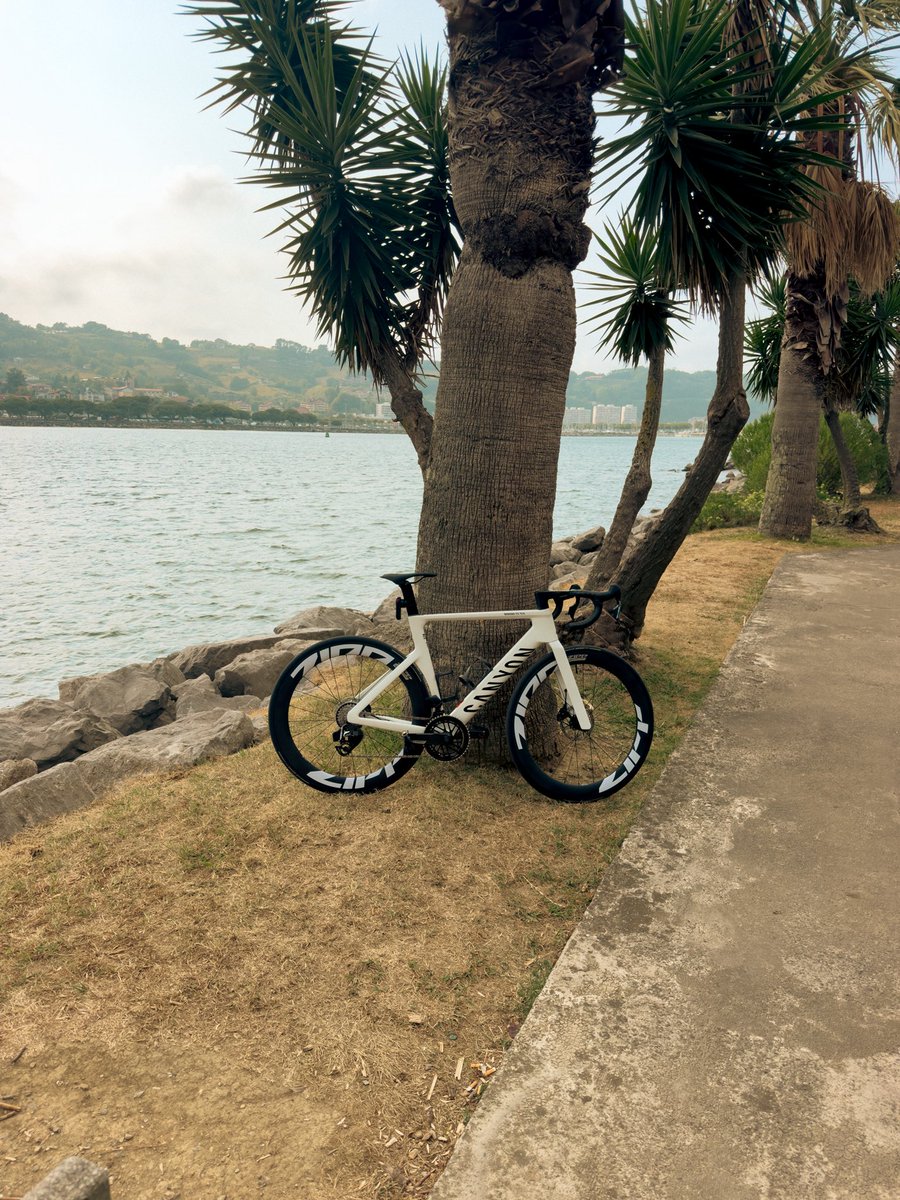 powl_d's tweet photo. Fin de journée, j’ai enfin réussi à tout connecter à Garmin… 😮‍💨

Je me demande sérieusement comment Garmin a un tel monopole avec des produits aussi chers alors qu’il faut être ingénieur spatial pour connecter tous les capteurs. 😭

Bref, je pars pour ma première sortie. Les premières minutes ? Nickel.

Puis je regarde mon cardio… et je réalise que je suis peut-être parti un peu trop fort. 💀

Résultat : 20 min de vélo et je suis en PLS. Va falloir entraîner ce cardio sérieusement. Honnêtement, la salle c’était plus confortable. 😂😂

PS : toujours team chaussures sans cales ici. 👀