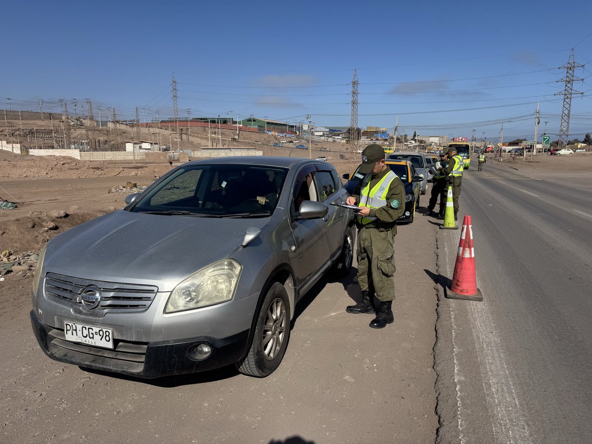 CarabTarapaca's tweet photo. 🚔🚨 #ALTOHOSPICIO | Carabineros de la 3.ª Comisaría, junto al Ministerio de Transportes, realizaron controles preventivos de tránsito en el sector de #ElBoro, reforzando la seguridad vial.
#LaPrevenciónEsNuetraEsencia https://t.co/Xv1cNiHey7