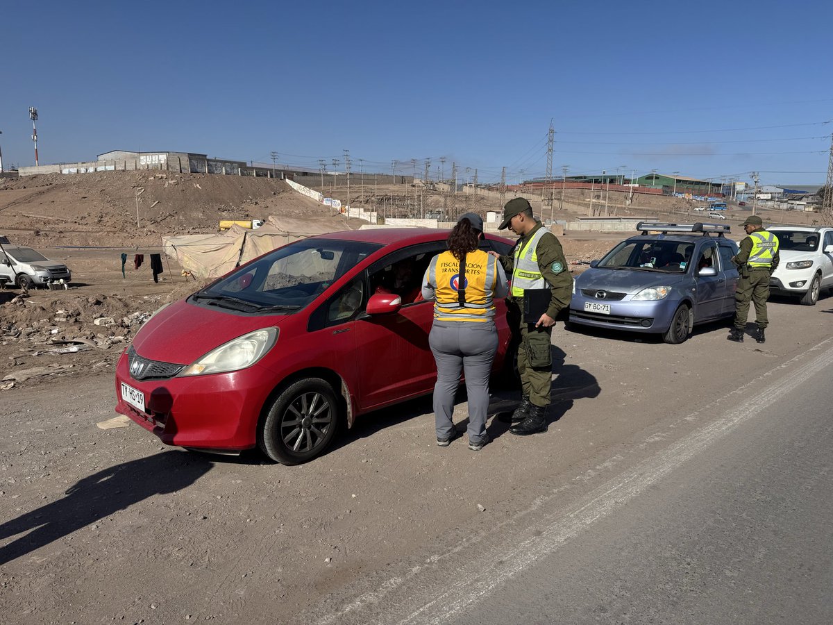 CarabTarapaca's tweet photo. 🚔🚨 #ALTOHOSPICIO | Carabineros de la 3.ª Comisaría, junto al Ministerio de Transportes, realizaron controles preventivos de tránsito en el sector de #ElBoro, reforzando la seguridad vial.
#LaPrevenciónEsNuetraEsencia https://t.co/Xv1cNiHey7