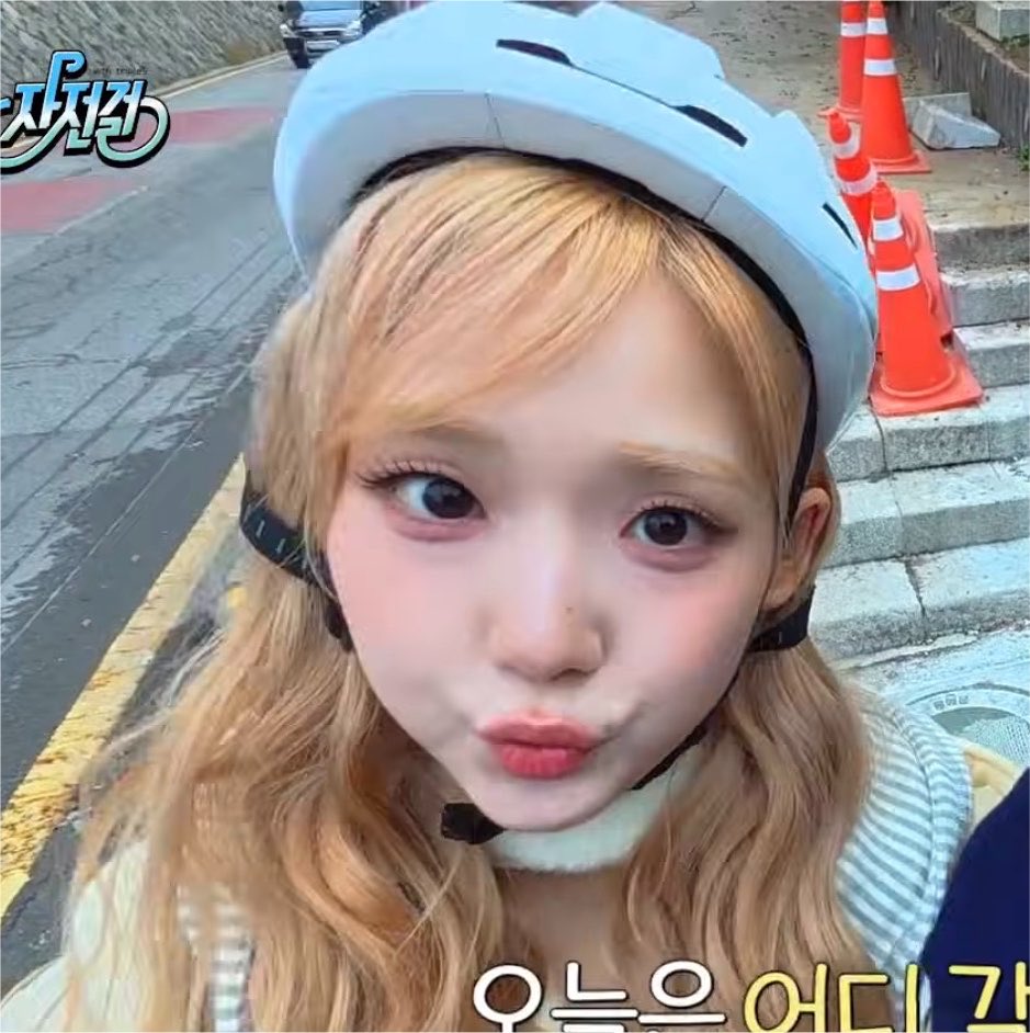 seoyeoiz's tweet photo. does she know she exists https://t.co/QvzCHWOZm3