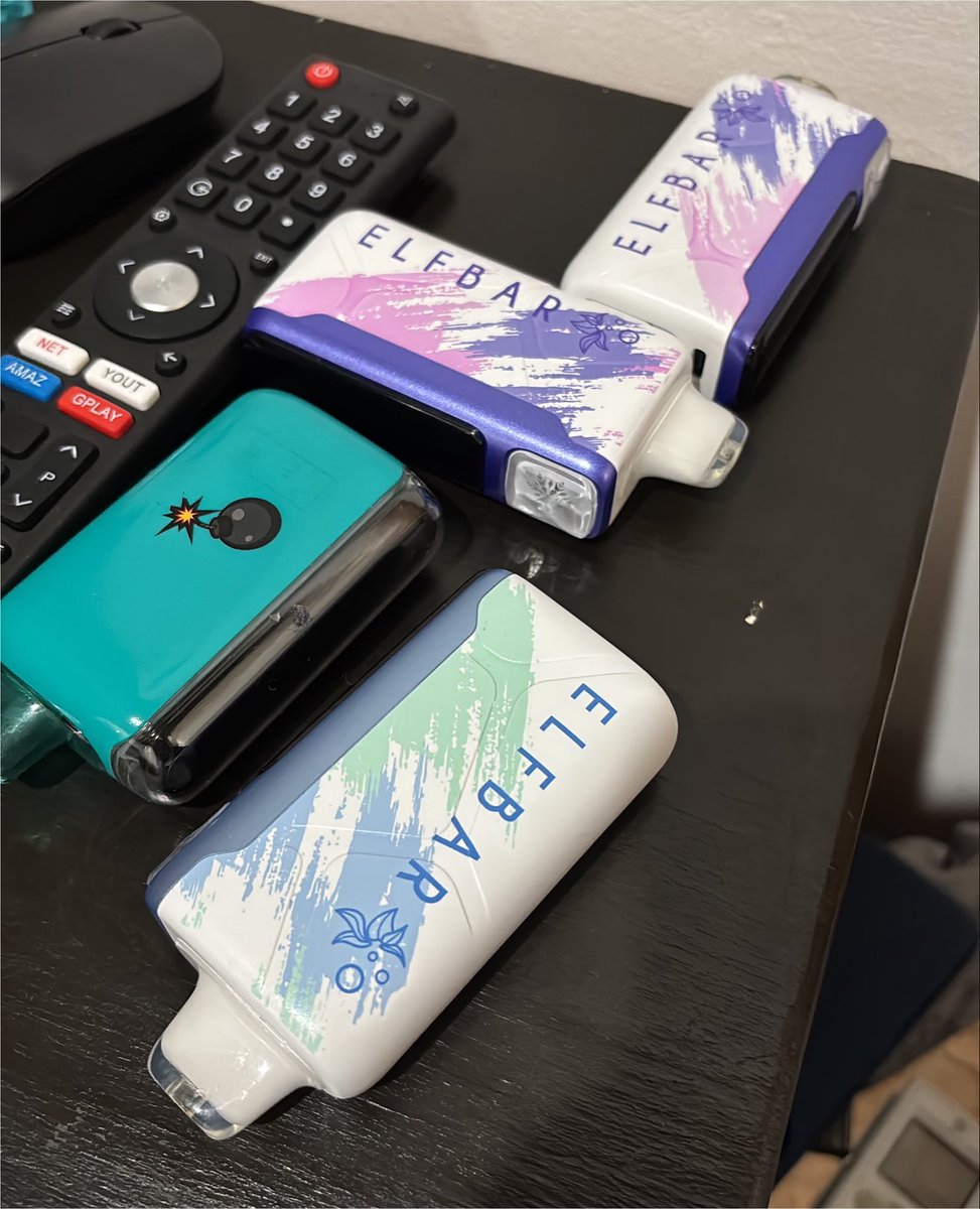 franchutoo's tweet photo. toda tu mesita de luz lleva el color de tu escencia (sáquenme el vape porfavor) https://t.co/4dHxHO5Jzc