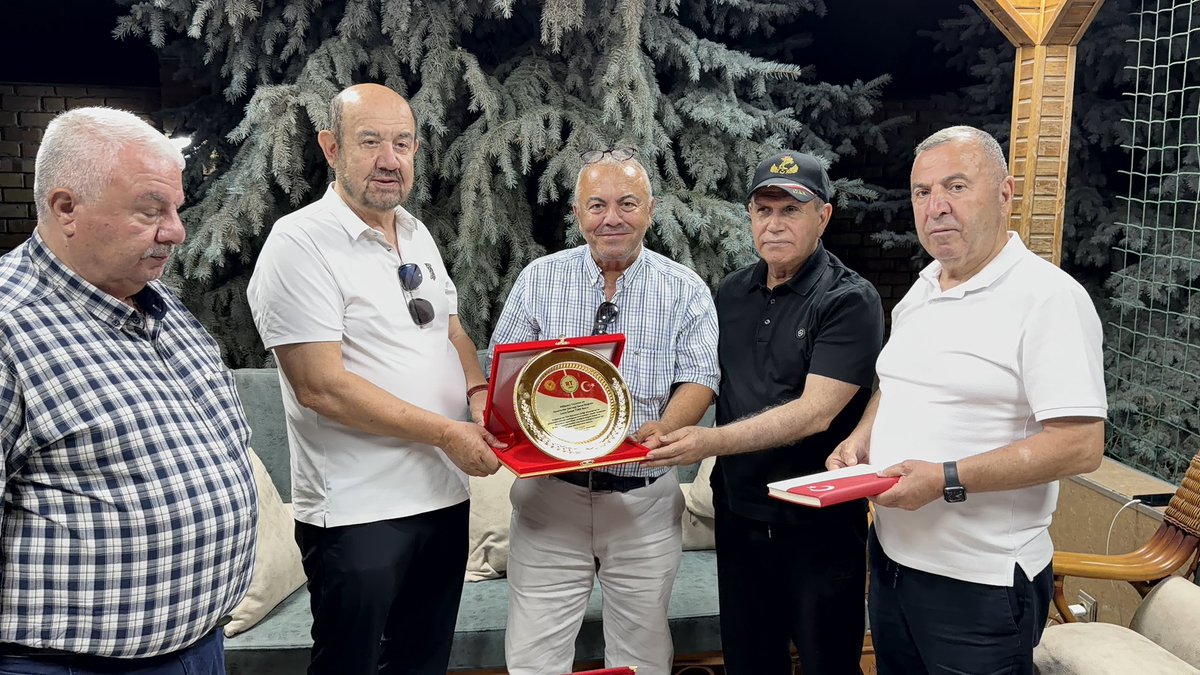 ismail_TURK55's tweet photo. Ata yurdumuz Kırgızistan’da, benim için manevi değeri çok büyük olan anlamlı bir ödüle layık görülmenin onurunu yaşadım.

Bu kıymetli ödülü, Romanya–Türkiye Ticaret ve Sanayi Odası Başkanı Sayın Dr. Tamer Atalay ile Kırgızistan’ın önemli yatırımcı iş insanlarından Sayın Yusuf Uğur’un elinden almak benim için ayrı bir gurur vesilesi oldu. Türkiye ile Türk dünyası arasındaki dostluk ve gönül köprülerine katkı sunan böylesine değerli isimlerin takdiri, taşıdığım sorumluluğu daha da artırmıştır. (Ticaret Bakanlığı⁠)

Bu anlamlı ödülü şahsımdan ziyade; ömrünü Türk milletine, Türk dünyasına ve doğru haberciliğe adamış tüm dava arkadaşlarımız adına kabul ediyorum.

Başta Sayın Tamer Atalay ve Sayın Yusuf Uğur olmak üzere, bu değeri bana layık gören herkese gönülden teşekkür ediyorum.

Rabbim bizleri, milletimize ve Türk dünyasına hizmet yolundan ayırmasın.
🇹🇷🇰🇬