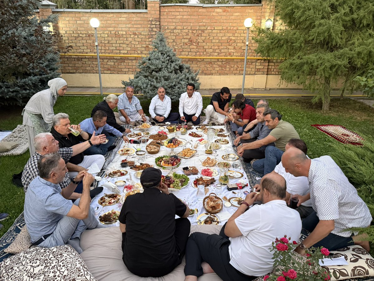 ismail_TURK55's tweet photo. Ata yurdumuz Kırgızistan’da, benim için manevi değeri çok büyük olan anlamlı bir ödüle layık görülmenin onurunu yaşadım.

Bu kıymetli ödülü, Romanya–Türkiye Ticaret ve Sanayi Odası Başkanı Sayın Dr. Tamer Atalay ile Kırgızistan’ın önemli yatırımcı iş insanlarından Sayın Yusuf Uğur’un elinden almak benim için ayrı bir gurur vesilesi oldu. Türkiye ile Türk dünyası arasındaki dostluk ve gönül köprülerine katkı sunan böylesine değerli isimlerin takdiri, taşıdığım sorumluluğu daha da artırmıştır. (Ticaret Bakanlığı⁠)

Bu anlamlı ödülü şahsımdan ziyade; ömrünü Türk milletine, Türk dünyasına ve doğru haberciliğe adamış tüm dava arkadaşlarımız adına kabul ediyorum.

Başta Sayın Tamer Atalay ve Sayın Yusuf Uğur olmak üzere, bu değeri bana layık gören herkese gönülden teşekkür ediyorum.

Rabbim bizleri, milletimize ve Türk dünyasına hizmet yolundan ayırmasın.
🇹🇷🇰🇬