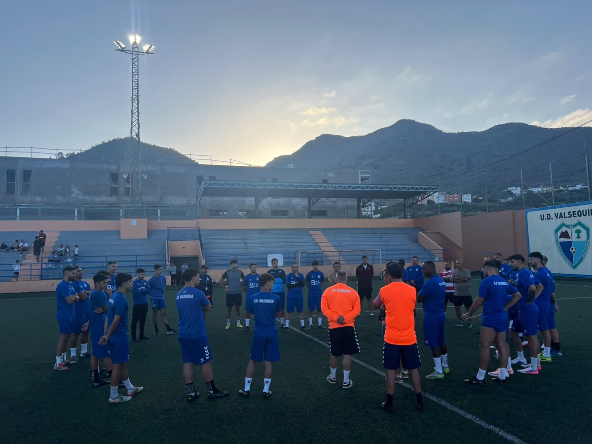 UDValsequillo's tweet photo. 𝐕𝐨𝐥𝐯𝐞𝐦𝐨𝐬 𝐚 𝐜𝐫𝐞𝐞𝐫 💙
Porque los sueños no se abandonan. Se persiguen una y otra vez.
¡Arranca la temporada 2026/2027! 👊🏼
#vamosvalsequillo⚽️💙
#súbetealtren🚂 https://t.co/MsGjKv3XBA