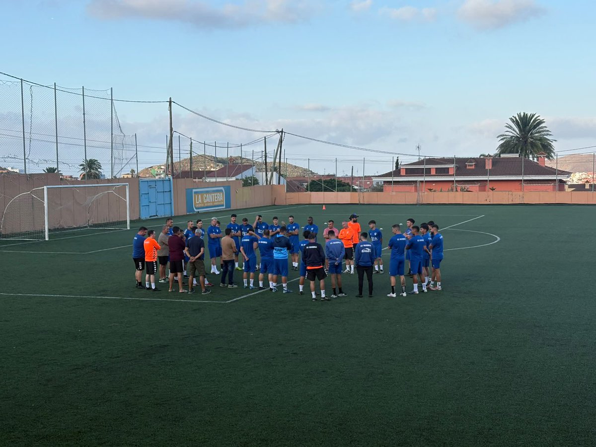 UDValsequillo's tweet photo. 𝐕𝐨𝐥𝐯𝐞𝐦𝐨𝐬 𝐚 𝐜𝐫𝐞𝐞𝐫 💙
Porque los sueños no se abandonan. Se persiguen una y otra vez.
¡Arranca la temporada 2026/2027! 👊🏼
#vamosvalsequillo⚽️💙
#súbetealtren🚂 https://t.co/MsGjKv3XBA