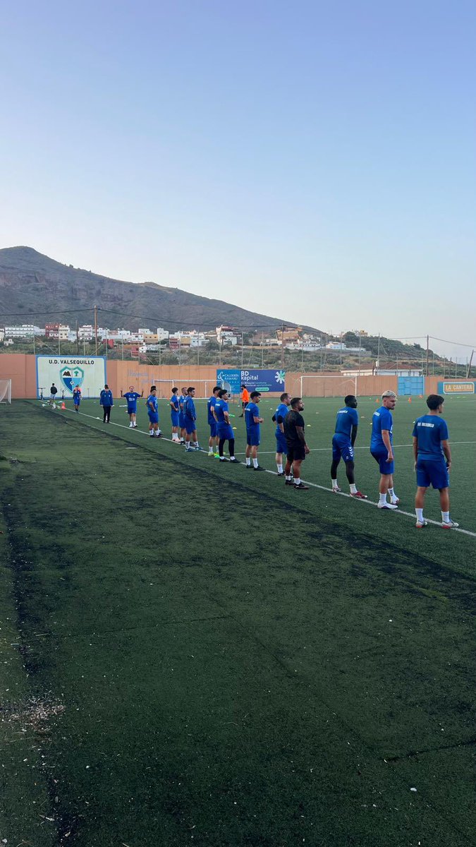 UDValsequillo's tweet photo. 𝐕𝐨𝐥𝐯𝐞𝐦𝐨𝐬 𝐚 𝐜𝐫𝐞𝐞𝐫 💙
Porque los sueños no se abandonan. Se persiguen una y otra vez.
¡Arranca la temporada 2026/2027! 👊🏼
#vamosvalsequillo⚽️💙
#súbetealtren🚂 https://t.co/MsGjKv3XBA