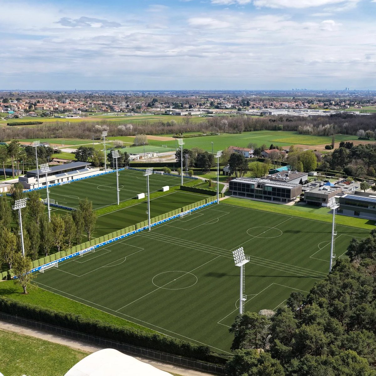 Inter_Xtra's tweet photo. ⚫️🔵🎙️ #Inter President, Beppe Marotta, on announced infrastructure upgrade plans:

"Infrastructure investment represents our commitment to the future of a Club like #Inter, which must always strive for excellence. 

From the very beginning, our owners Oaktree recognized both the importance and the need to provide our teams with state-of-the-art training facilities that allow our players to develop in the best possible environment, in every respect." @Inter
