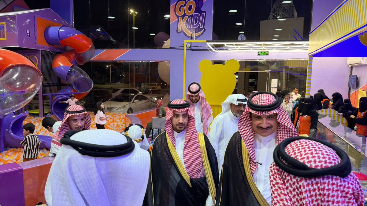 mrk7z's tweet photo. قام سعادة محافظ #بلجرشي ا.نايف بن محمد الهزاني @naif_alhazzni بزيارة تفقدية إلى "لافي مول"وكان في استقباله لدى وصوله المهندس محمد الصعيري رئيس البلدية ورجل الأعمال صالح الخلف.
واستهل سعادة المحافظ زيارته بافتتاح "سينما البلد" داخل المول، حيث تجول في أرجائها واطلع على أبرز الأفكار https://t.co/RyGD1Lhmmz