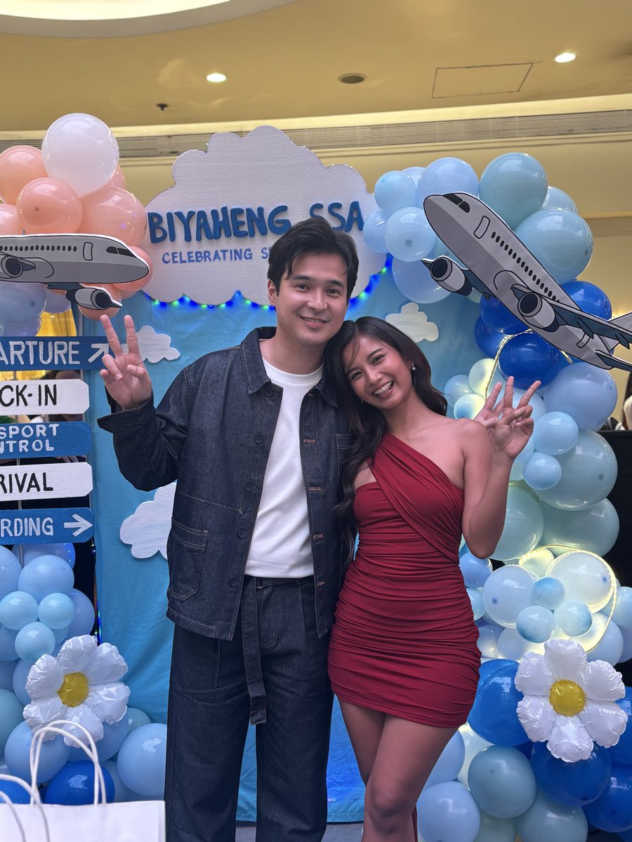 StudioVivaPH's tweet photo. Look who’s making their way to their fan booth! 🫶 #HiYa shares sweet moments with fans at the Grand Media Conference of OUR YESTERDAY’S ESCAPE. 💙
Our Yesterday's Escape coming soon on Viva One.
#OurYesterdaysEscape
#OYE
#NicoleOmillo | #JairusAquino
#JaiNicole | #ShaKierra https://t.co/3y2Nn3FQgu