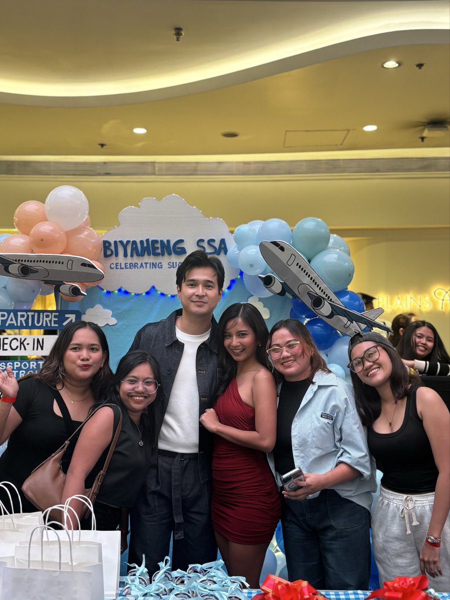 StudioVivaPH's tweet photo. Look who’s making their way to their fan booth! 🫶 #HiYa shares sweet moments with fans at the Grand Media Conference of OUR YESTERDAY’S ESCAPE. 💙
Our Yesterday's Escape coming soon on Viva One.
#OurYesterdaysEscape
#OYE
#NicoleOmillo | #JairusAquino
#JaiNicole | #ShaKierra https://t.co/3y2Nn3FQgu