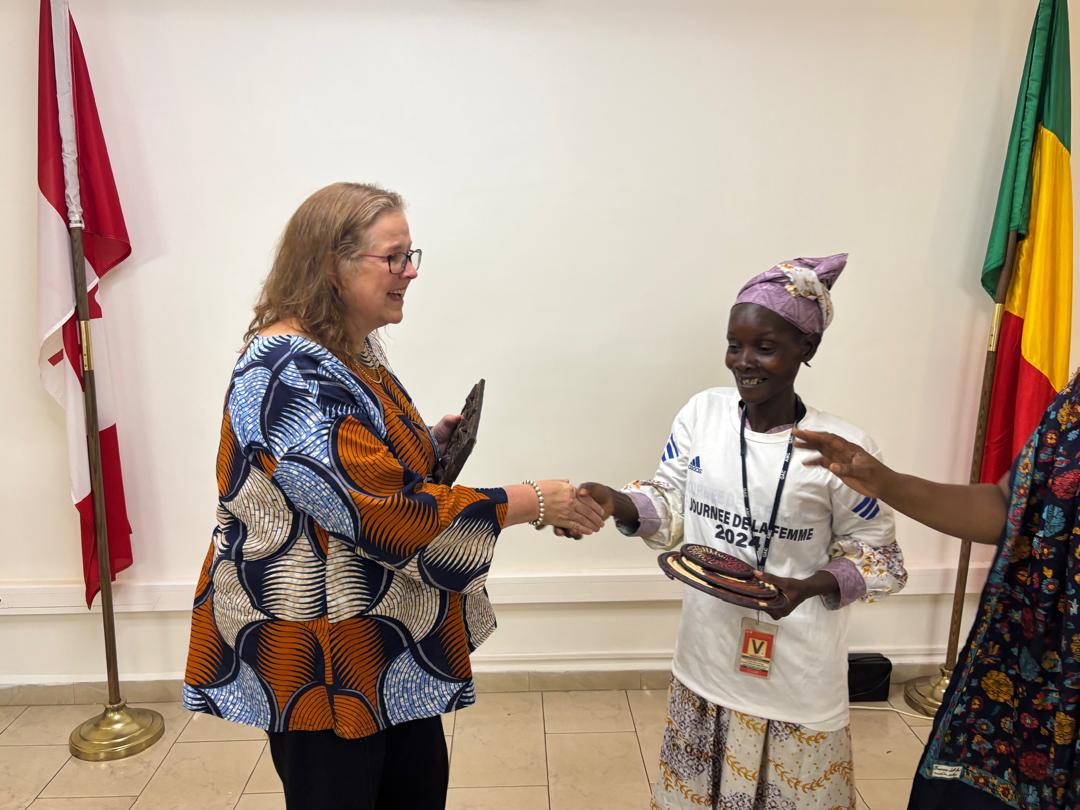 CanEmbMali's tweet photo. 🇲🇱 A great promise fulfilled! The 350,000 FCFA raised through the auction of the Mali Eagles jersey has been donated to AFUCO II to support the development of women's football. Together, let's help women's sports grow and thrive. ⚽ 🇨🇦🤝🇲🇱
#sportsdiplomacy, https://t.co/7krgsEsW21
