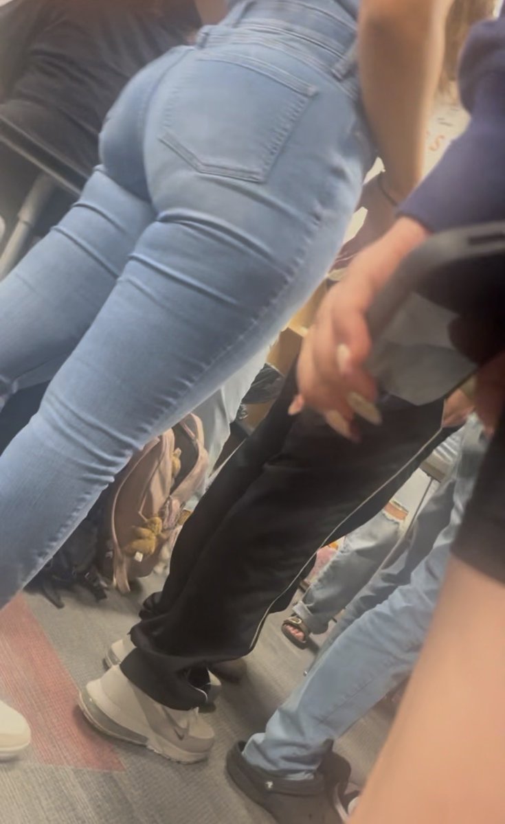 efrensportslife's tweet photo. Ass so fat you can see it from jeans 🥵#candid #creepshot #candids #ass #jean https://t.co/qi6xTCEHvH