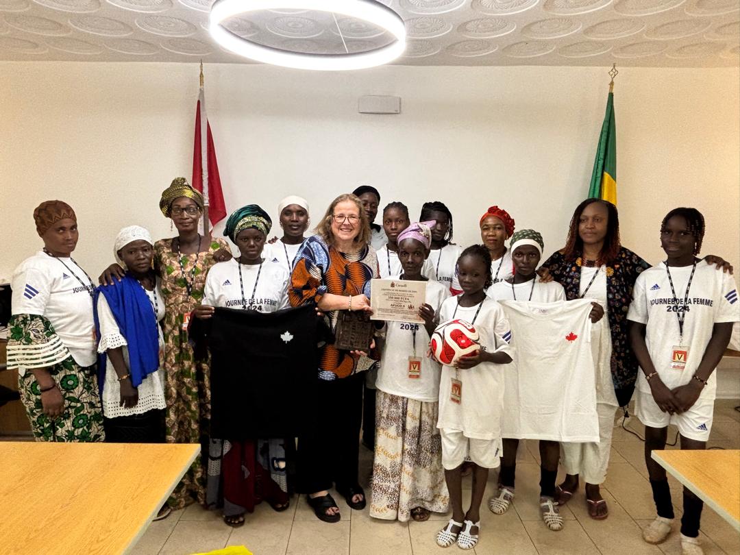 CanEmbMali's tweet photo. 🇲🇱 A great promise fulfilled! The 350,000 FCFA raised through the auction of the Mali Eagles jersey has been donated to AFUCO II to support the development of women's football. Together, let's help women's sports grow and thrive. ⚽ 🇨🇦🤝🇲🇱
#sportsdiplomacy, https://t.co/7krgsEsW21
