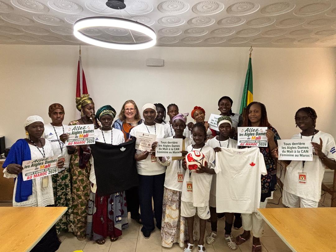 CanEmbMali's tweet photo. 🇲🇱 A great promise fulfilled! The 350,000 FCFA raised through the auction of the Mali Eagles jersey has been donated to AFUCO II to support the development of women's football. Together, let's help women's sports grow and thrive. ⚽ 🇨🇦🤝🇲🇱
#sportsdiplomacy, https://t.co/7krgsEsW21