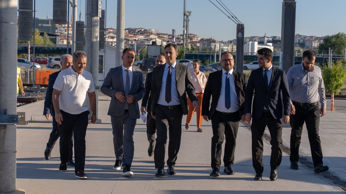 uyalcin_'s tweet photo. 📍Eryaman YHT Bölge Müdürlüğü’ndeyiz.

Yüksek hızda yol aldığımız YHT serüvenimizde bizleri asla yarı yolda bırakmayan; yolcularımızın yüksek hızlı tren deneyimini mükemmelleştiren ekibimizi ziyaret ettik. 

Teknolojinin en üst seviyede kullanıldığı, Avrupa'nın en modern ve ileri cihazlarını barındıran Bölge Müdürlüğümüzün yürüttüğü faaliyetleri yerinde inceledik. 

TCDD Taşımacılık ailesi olarak tüm ekibimizle gece gündüz, yaz kış demeden; mazeret ve gerekçe kabul etmeden ülkemizin demiryolları için azimle çalışmayı sürdürüyoruz!

Biliyoruz ki; biz çalışacağız, üreteceğiz, gelişeceğiz ki bayrağımızda hak ettiği yerlerde gururla dalgalanabilsin!

#TürkiyeHızlanıyor 🇹🇷