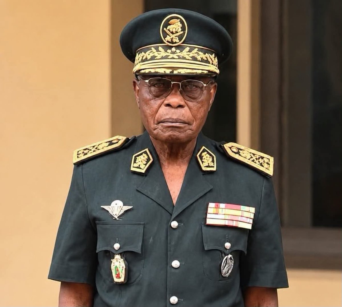 LeCremlin's tweet photo. Coup de gueule

Le général Tchémo Hector, envoyé à la retraite ces dernières heures par un décret attribué à Paul Biya, n'aurait pas quitté son bureau depuis ce matin, où il « travaille normalement », selon son entourage.

Toujours d'après ses proches, cette mise à la retraite intervient seulement quelques jours après une discussion privée au cours de laquelle le général aurait évoqué l'état de santé de Paul Biya, absent du pays depuis 52 jours.

« Le général affirme que le décret lu à la CRTV n'est pas de Paul Biya, mais qu'il serait l'œuvre de quelqu'un d'autre », ajoute une source au sein de l'armée.

— N'ZUI MANTO