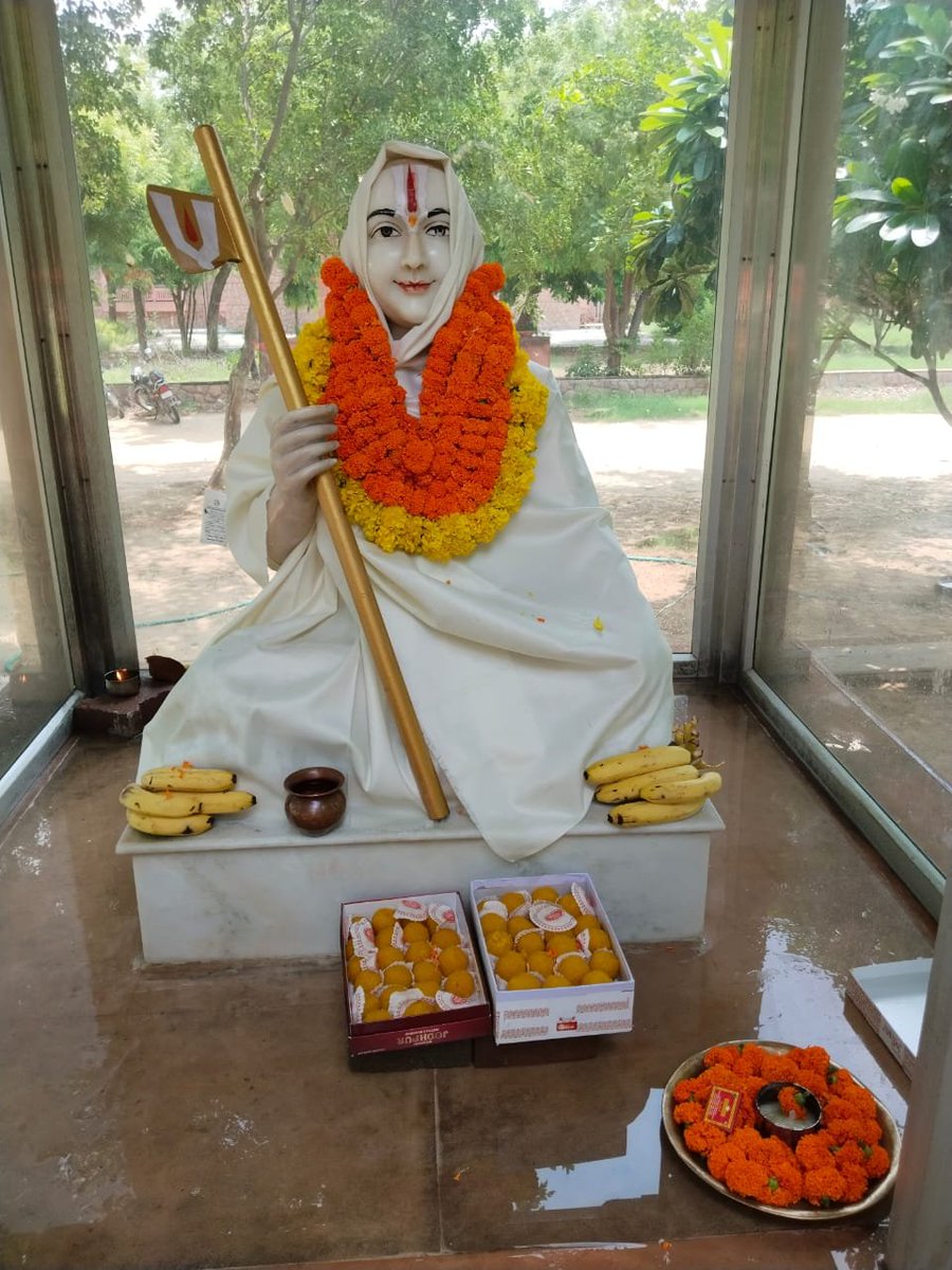 jrrsu's tweet photo. विश्वविद्यालय में आज #गुरु_पूर्णिमा पर विशिष्ट व्याख्यान समारोह का आयोजन हुआ। कार्यक्रम में विश्वविद्यालय के शोधपीठाध्यक्ष प्रो. सत्यप्रकाश दुबे जी ने गुरु-तत्त्व पर पव्याख्यान देते हुए भारतीय संस्कृति में गुरु की महिमा, ज्ञान परंपरा तथा गुरु-शिष्य संबंध की गरिमा पर प्रकाश डाला। https://t.co/M5J8HMqD4I