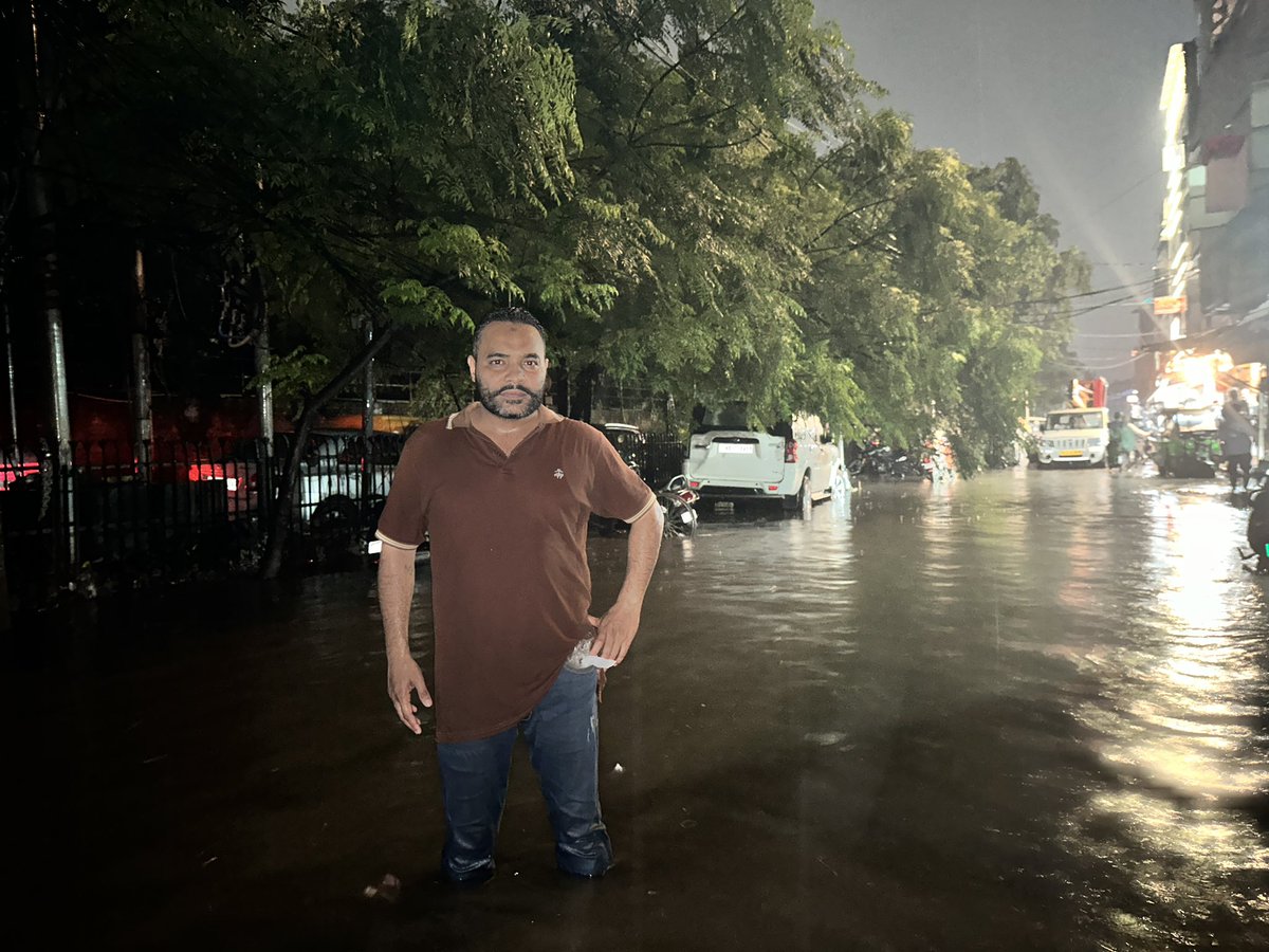 RathiShadab's tweet photo. 🚨 चंडीगढ़ के बुड़ैल वार्ड-33 का बुरा हाल! 🚨

आज हुई थोड़ी सी बारिश ने ही नगर निगम और जनप्रतिनिधियों के दावों की पोल खोल दी।

सीवरेज ब्लॉक होने के कारण बारिश का पानी और गटर का गंदा पानी सड़कों पर भर गया। हालात इतने खराब हो गए कि कई दुकानदारों की दुकानों के अंदर पानी घुस गया और लोगों के घरों में भी सीवरेज का गंदा पानी पहुंच गया।

स्थानीय लोगों और व्यापारियों को भारी परेशानी का सामना करना पड़ रहा है, लेकिन संबंधित अधिकारी और जनप्रतिनिधि बेफिक्र नजर आ रहे हैं। कई बार शिकायतें करने के बावजूद समस्या का स्थायी समाधान नहीं किया गया।

हम चंडीगढ़ नगर निगम और प्रशासन से मांग करते हैं कि:

वार्ड-33 के जाम पड़े सीवरेज की तुरंत सफाई कराई जाए।
प्रभावित दुकानदारों और परिवारों को राहत प्रदान की जाए।
भविष्य में ऐसी स्थिति न बने, इसके लिए सीवरेज व्यवस्था की नियमित सफाई और रखरखाव सुनिश्चित किया जाए।

बुड़ैल की जनता अब जवाब मांग रही है। विकास के दावों से नहीं, ज़मीनी काम से फर्क पड़ता है।

— शादाब राठी- समाजसेवी 
प्रदेश अध्यक्ष, अल्पसंख्यक विंग
आम आदमी पार्टी, चंडीगढ़

@JarnailSinghAAP @ChandigarhAAP @aap14chd @MCChandigarh @ChandigarhCmc @dc_chd
