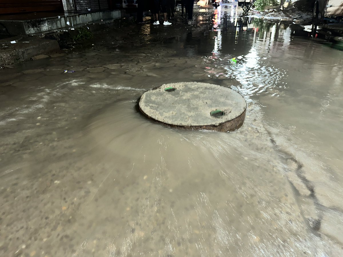 RathiShadab's tweet photo. 🚨 चंडीगढ़ के बुड़ैल वार्ड-33 का बुरा हाल! 🚨

आज हुई थोड़ी सी बारिश ने ही नगर निगम और जनप्रतिनिधियों के दावों की पोल खोल दी।

सीवरेज ब्लॉक होने के कारण बारिश का पानी और गटर का गंदा पानी सड़कों पर भर गया। हालात इतने खराब हो गए कि कई दुकानदारों की दुकानों के अंदर पानी घुस गया और लोगों के घरों में भी सीवरेज का गंदा पानी पहुंच गया।

स्थानीय लोगों और व्यापारियों को भारी परेशानी का सामना करना पड़ रहा है, लेकिन संबंधित अधिकारी और जनप्रतिनिधि बेफिक्र नजर आ रहे हैं। कई बार शिकायतें करने के बावजूद समस्या का स्थायी समाधान नहीं किया गया।

हम चंडीगढ़ नगर निगम और प्रशासन से मांग करते हैं कि:

वार्ड-33 के जाम पड़े सीवरेज की तुरंत सफाई कराई जाए।
प्रभावित दुकानदारों और परिवारों को राहत प्रदान की जाए।
भविष्य में ऐसी स्थिति न बने, इसके लिए सीवरेज व्यवस्था की नियमित सफाई और रखरखाव सुनिश्चित किया जाए।

बुड़ैल की जनता अब जवाब मांग रही है। विकास के दावों से नहीं, ज़मीनी काम से फर्क पड़ता है।

— शादाब राठी- समाजसेवी 
प्रदेश अध्यक्ष, अल्पसंख्यक विंग
आम आदमी पार्टी, चंडीगढ़

@JarnailSinghAAP @ChandigarhAAP @aap14chd @MCChandigarh @ChandigarhCmc @dc_chd