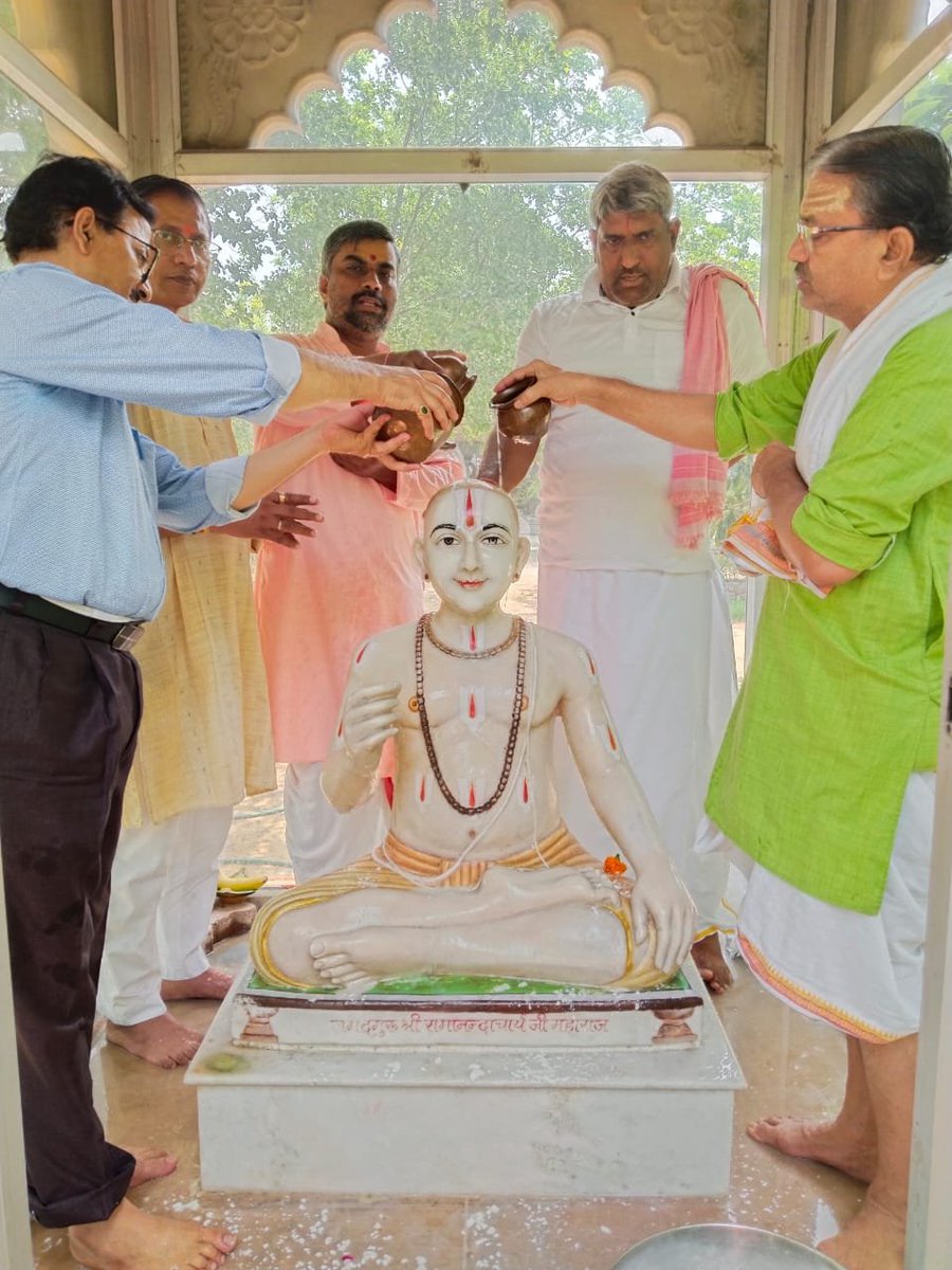 jrrsu's tweet photo. विश्वविद्यालय में आज #गुरु_पूर्णिमा पर विशिष्ट व्याख्यान समारोह का आयोजन हुआ। कार्यक्रम में विश्वविद्यालय के शोधपीठाध्यक्ष प्रो. सत्यप्रकाश दुबे जी ने गुरु-तत्त्व पर पव्याख्यान देते हुए भारतीय संस्कृति में गुरु की महिमा, ज्ञान परंपरा तथा गुरु-शिष्य संबंध की गरिमा पर प्रकाश डाला। https://t.co/M5J8HMqD4I