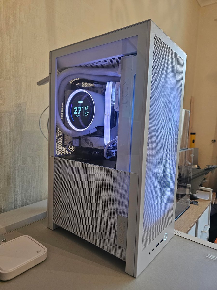 NZXT's tweet photo. The H2 Flow looks so clean in white!

https://t.co/FFrtlf25EE https://t.co/L42Pi0EARA