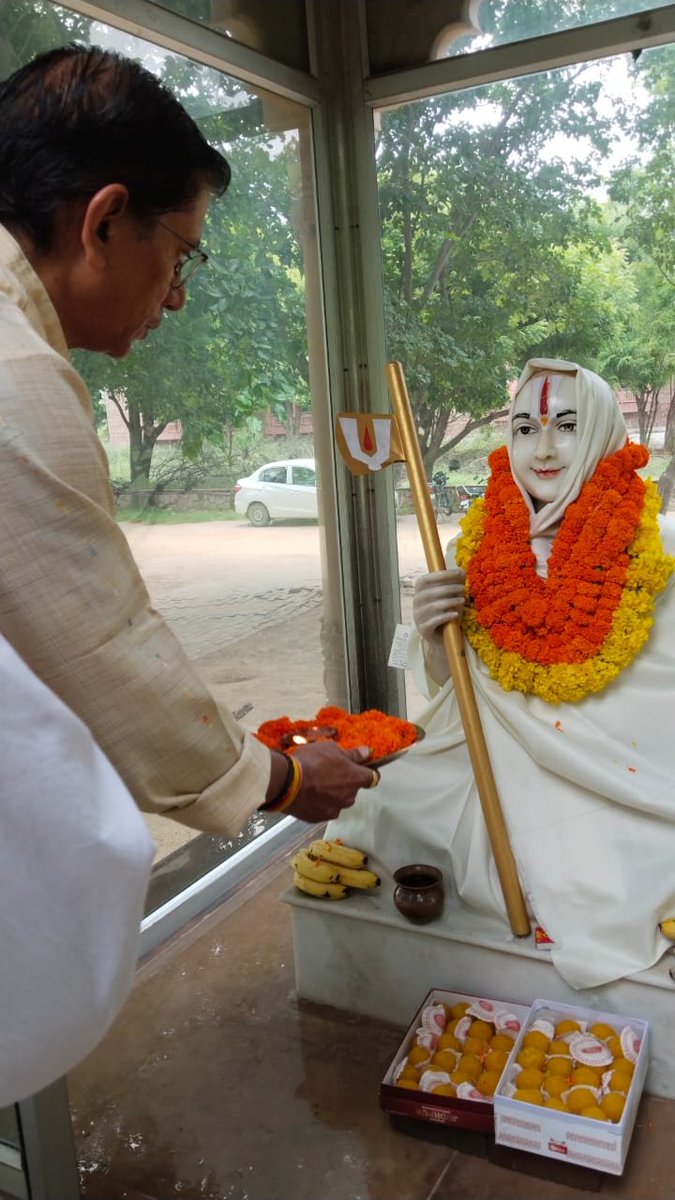 jrrsu's tweet photo. विश्वविद्यालय में आज #गुरु_पूर्णिमा पर विशिष्ट व्याख्यान समारोह का आयोजन हुआ। कार्यक्रम में विश्वविद्यालय के शोधपीठाध्यक्ष प्रो. सत्यप्रकाश दुबे जी ने गुरु-तत्त्व पर पव्याख्यान देते हुए भारतीय संस्कृति में गुरु की महिमा, ज्ञान परंपरा तथा गुरु-शिष्य संबंध की गरिमा पर प्रकाश डाला। https://t.co/M5J8HMqD4I