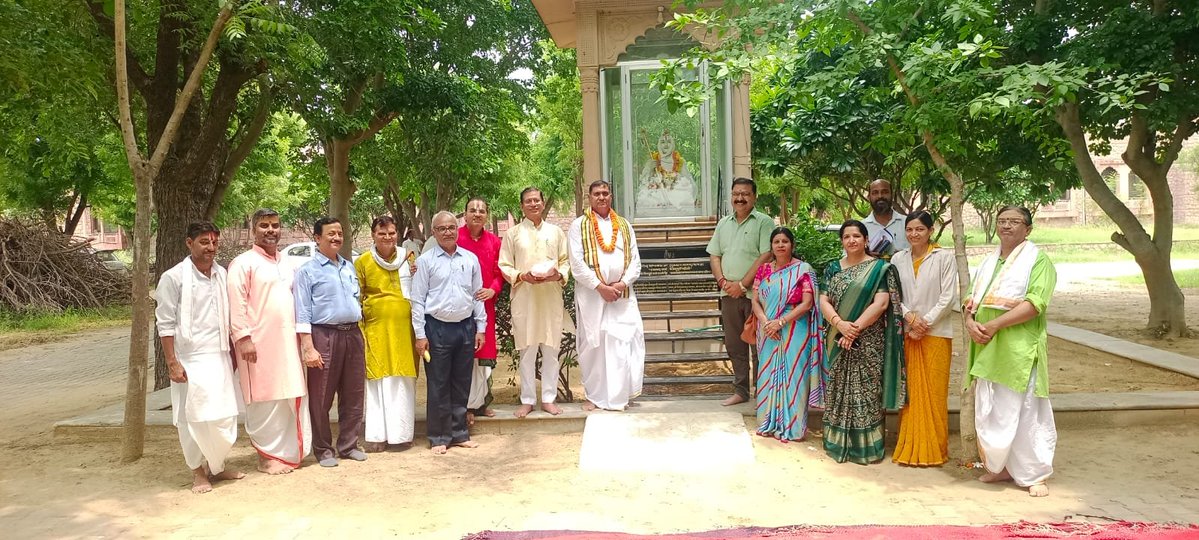 jrrsu's tweet photo. विश्वविद्यालय में आज #गुरु_पूर्णिमा पर विशिष्ट व्याख्यान समारोह का आयोजन हुआ। कार्यक्रम में विश्वविद्यालय के शोधपीठाध्यक्ष प्रो. सत्यप्रकाश दुबे जी ने गुरु-तत्त्व पर पव्याख्यान देते हुए भारतीय संस्कृति में गुरु की महिमा, ज्ञान परंपरा तथा गुरु-शिष्य संबंध की गरिमा पर प्रकाश डाला। https://t.co/M5J8HMqD4I