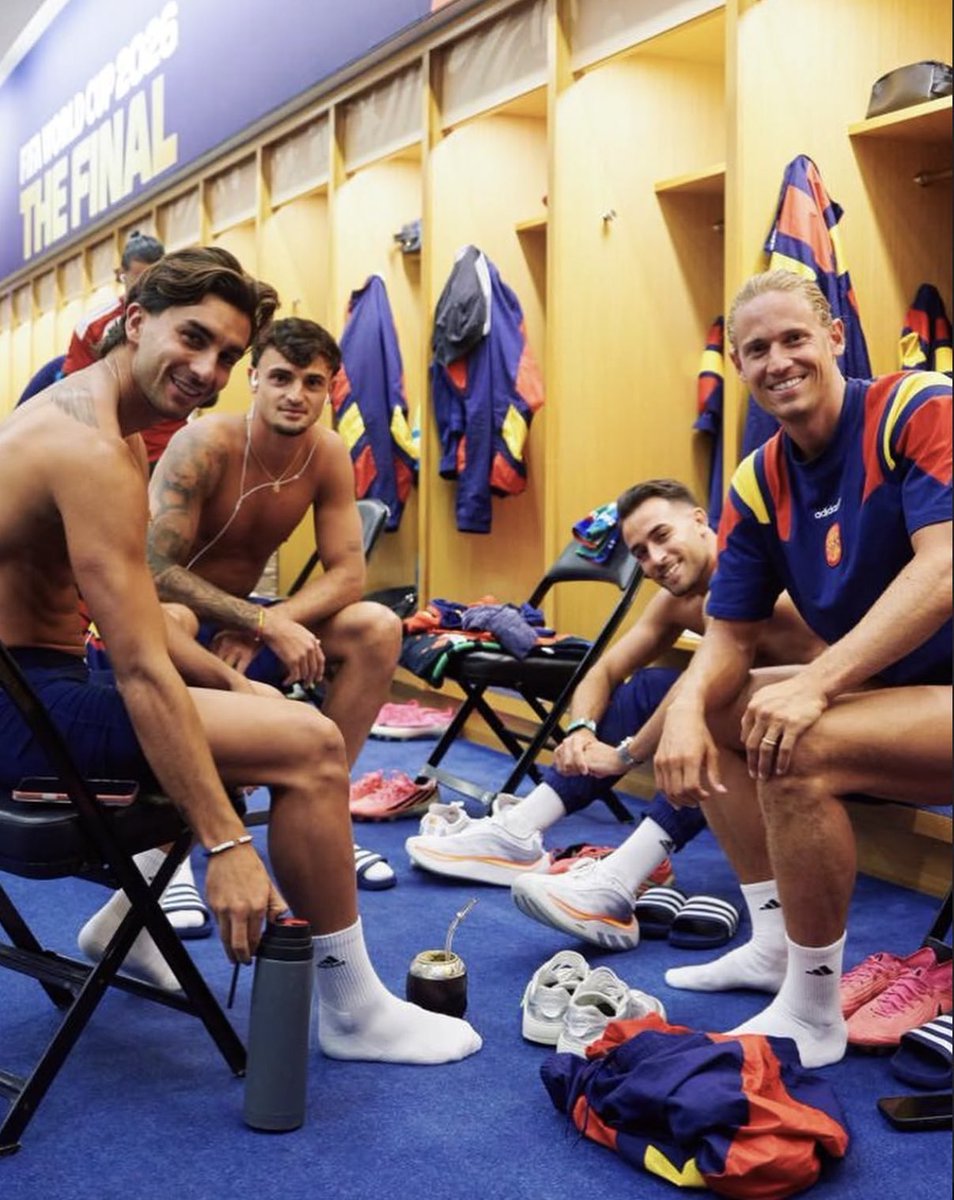 leyreatm's tweet photo. Existe una foto en la que Ferran no esté rodeado de tíos del Atleti? https://t.co/znGcQxc4RW