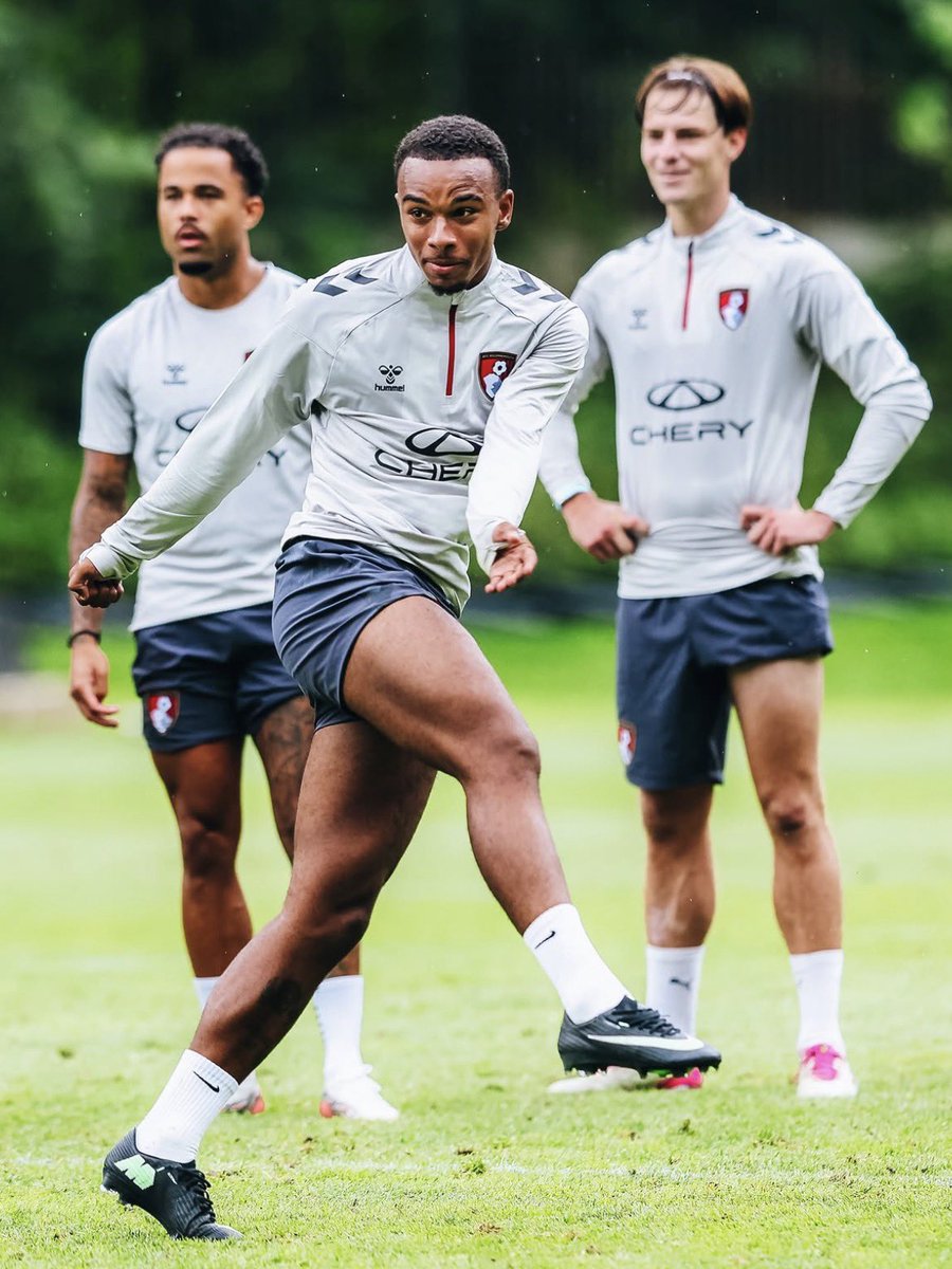 MegaPSG_'s tweet photo. 🔴🔵 Eli Junior Kroupi 🇫🇷, cité récemment comme suivi par le PSG, a subi une opération du 5 ème métatarse et sera absent environ 3 mois. 🤕 (@FabriceHawkins) https://t.co/w0bYYpuF7r