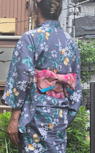 JOINTSCLUB's tweet photo. ゆかたでの帯結び。
みんな思い思いのやり方で、バリエーション変えてみたり、半幅帯や兵児帯、長いもの短いもの、いろいろチャレンジしました。
#SuchBar https://t.co/ZxRI1XXjYC