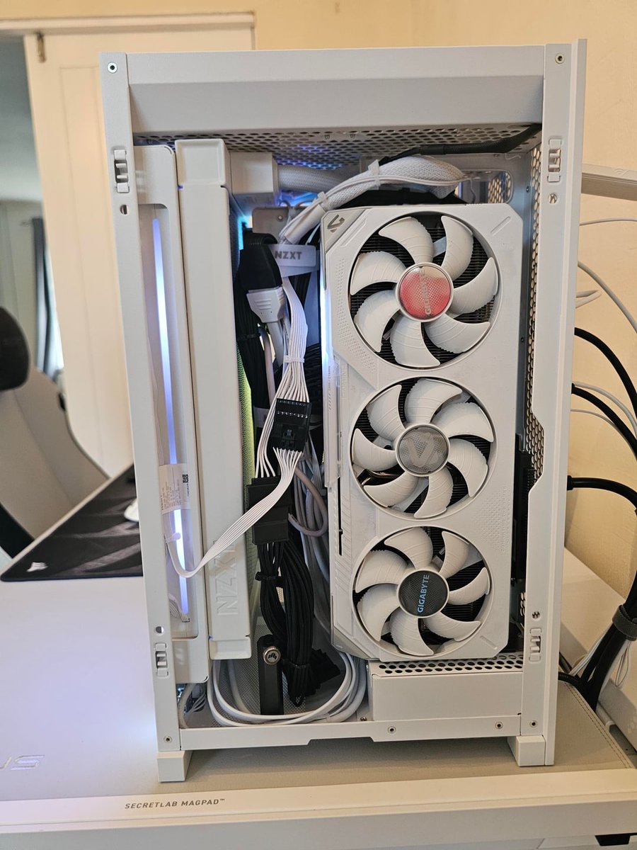 NZXT's tweet photo. The H2 Flow looks so clean in white!

https://t.co/FFrtlf25EE https://t.co/L42Pi0EARA