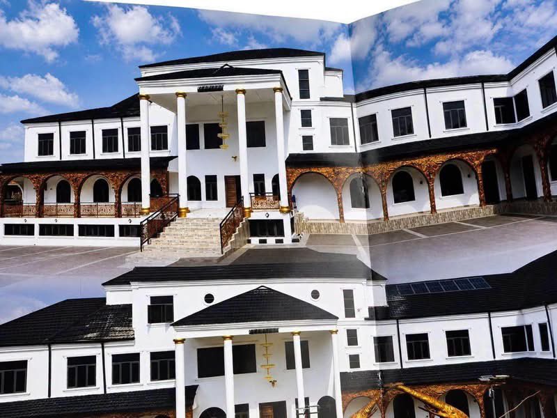 Mautiin01's tweet photo. Baba Elebubon officially opened his Mansion he dedicated it to God and his long serving traditional religion 

Congratulations to baba Elebubon 🥰❤️📍 https://t.co/uE9tKoLASY