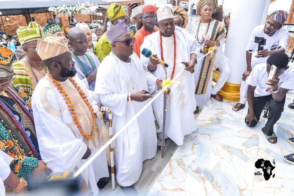 Mautiin01's tweet photo. Baba Elebubon officially opened his Mansion he dedicated it to God and his long serving traditional religion 

Congratulations to baba Elebubon 🥰❤️📍 https://t.co/uE9tKoLASY
