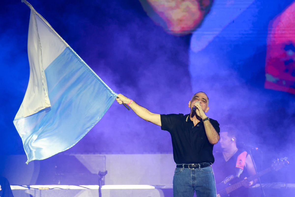 CarlosPinedoC's tweet photo. Mi gente, vivimos una noche inolvidable. Gracias, samarios, por esta serenata tan sentida y llena de amor por nuestra ciudad. Estos momentos nos recuerdan el orgullo de ser parte de esta tierra y el amor que tenemos por Santa Marta.

Saben que cuentan con su alcalde, que los escucha, acompaña y trabaja todos los días por ustedes. Seguimos avanzando con compromiso en soluciones reales a problemáticas históricas en materia de acueducto, saneamiento básico, entre otras; porque Santa Marta merece bienestar y tranquilidad.

¡Gracias nuevamente, samarios y turistas, por hacer parte de una noche tan especial!