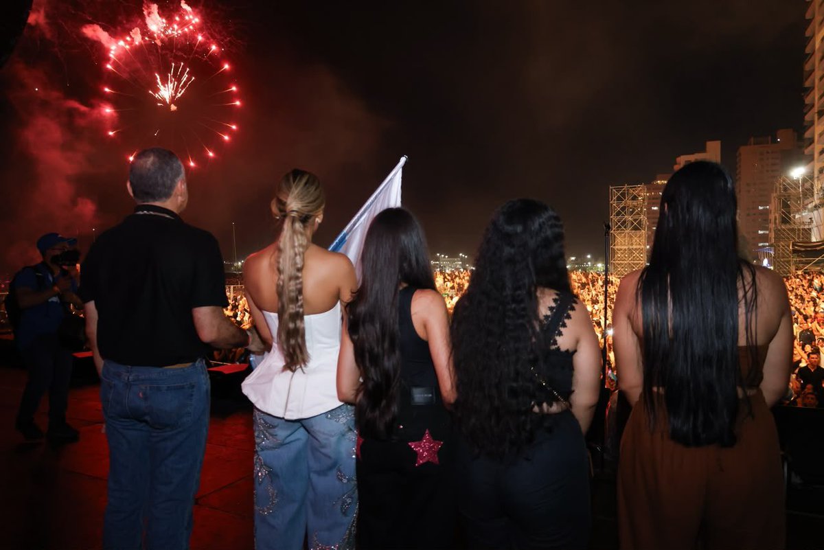 CarlosPinedoC's tweet photo. Mi gente, vivimos una noche inolvidable. Gracias, samarios, por esta serenata tan sentida y llena de amor por nuestra ciudad. Estos momentos nos recuerdan el orgullo de ser parte de esta tierra y el amor que tenemos por Santa Marta.

Saben que cuentan con su alcalde, que los escucha, acompaña y trabaja todos los días por ustedes. Seguimos avanzando con compromiso en soluciones reales a problemáticas históricas en materia de acueducto, saneamiento básico, entre otras; porque Santa Marta merece bienestar y tranquilidad.

¡Gracias nuevamente, samarios y turistas, por hacer parte de una noche tan especial!