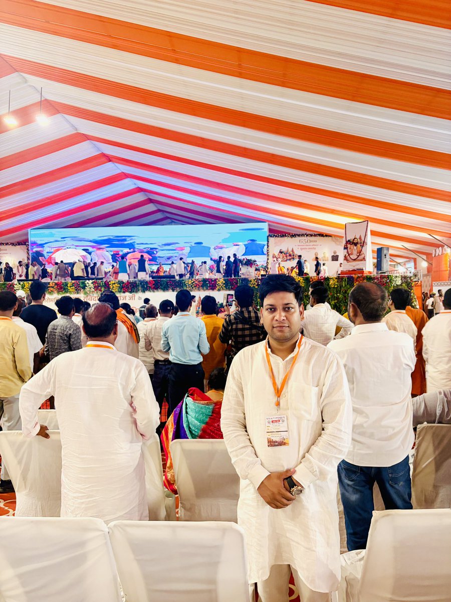 ChTarunKumarBJP's tweet photo. करम बंधन में बन्ध रहियो, फल की ना तज्जियो आस।
कर्म मानुष का धर्म है, सत् भाखै रविदास॥

बाबा काशी विश्वनाथ की नगरी वाराणसी स्थित श्री गुरु संत रविदास की जन्मस्थली सीर गोवर्धनपुर में संत शिरोमणि श्री गुरु रविदास महाराज जी के 650 वीं जयंती वर्ष पर राष्ट्रव्यापी समरसता संकल्प अभियान https://t.co/OgGPSN53uH