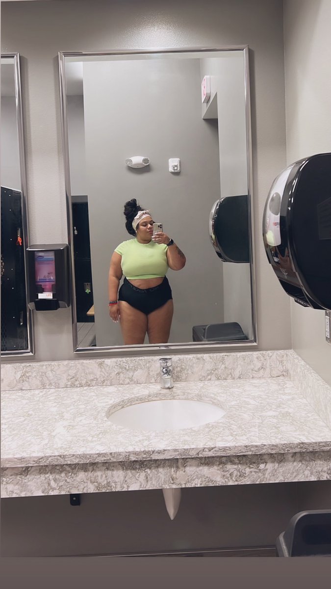 sweet_4d's tweet photo. Who is up with a horse? I wanna eat some dick and suck on em balls #412freaks #pghmeets https://t.co/gmzRgoqq6F