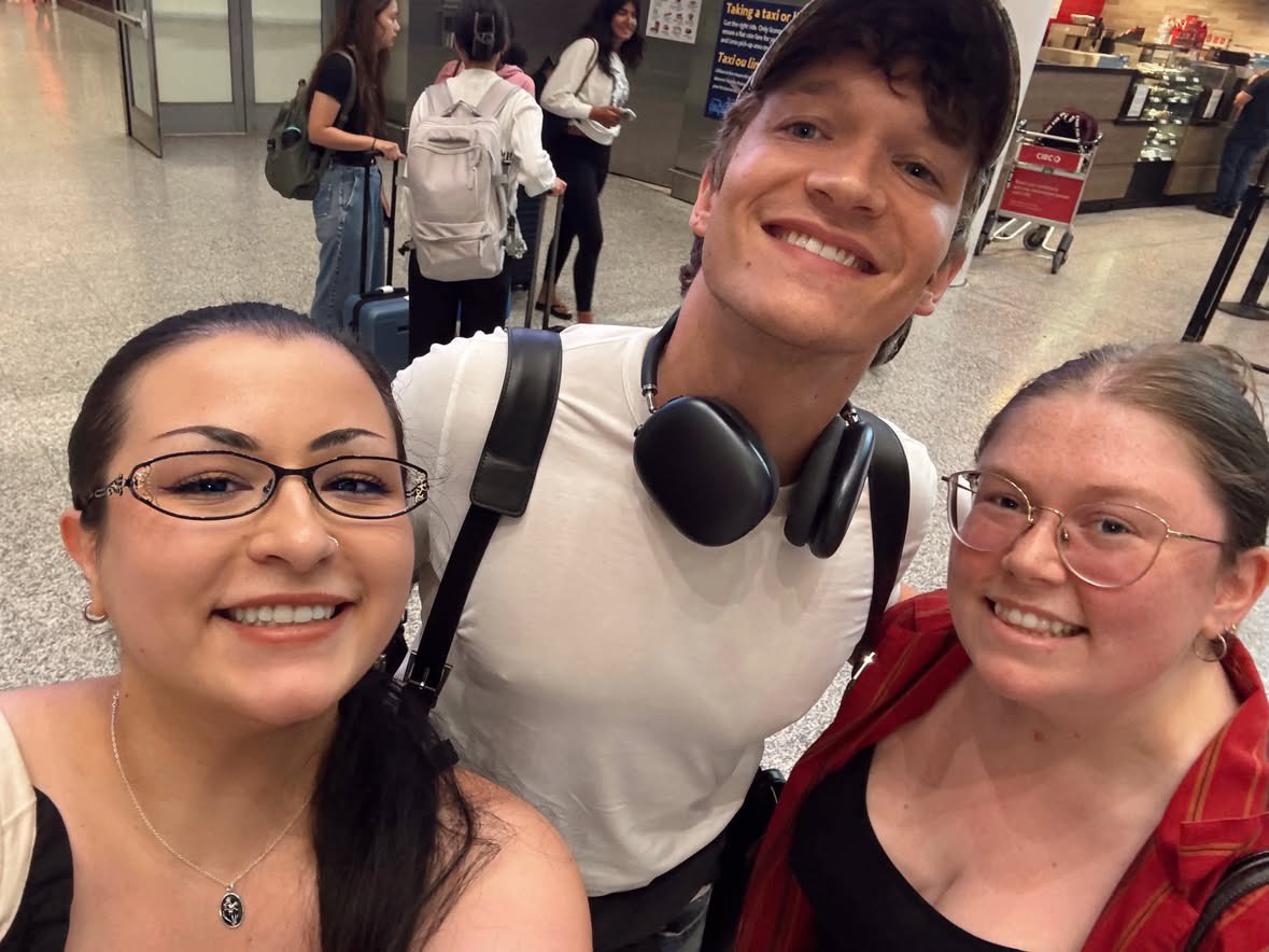 ConnorStorrieUK's tweet photo. Connor Storrie with Fans in Toronto airport 📱✈️ https://t.co/FLyW0WokaZ