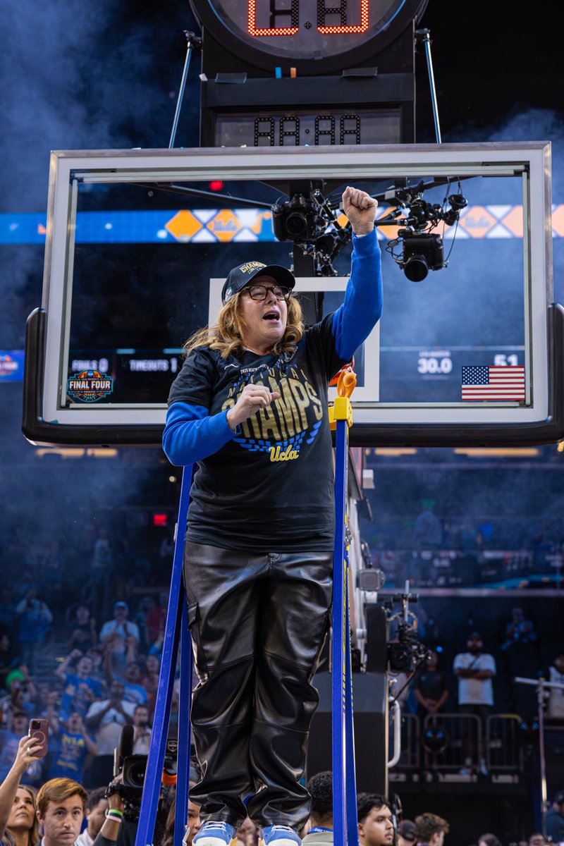 UCLAWBB's tweet photo. Happy birthday, @CoachCoriClose! 🎉🎂🥳

Our uncommon leader! Thank you for showing us how to always do things the right way. Your passion for this program and these young women is unmatched, and we’re grateful to call you our coach! https://t.co/zMhpn8oJN1