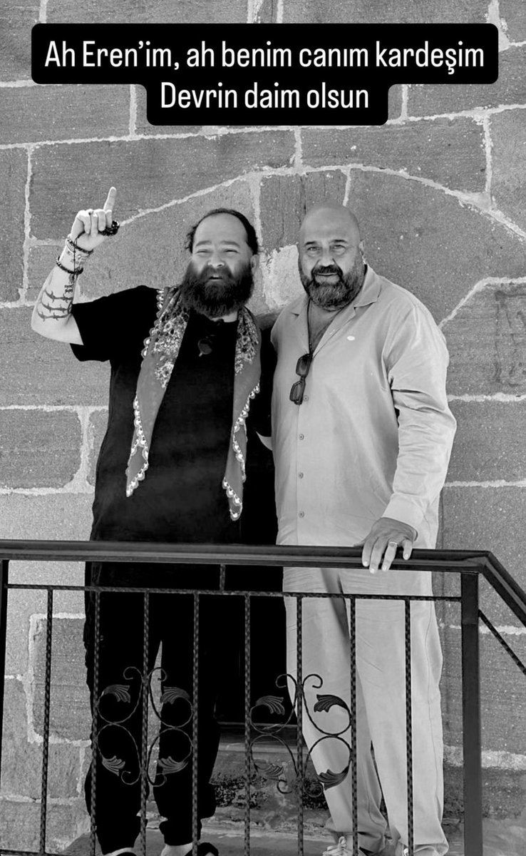 darkwebhaber's tweet photo. Şef Somer Sivrioğlu, evinde ölü bulunan MasterChef şampiyonu Eren Kaşıkçı için paylaşım yaptı.

“Ah Eren'im, ah benim canım kardeşim. Devrin daim olsun.” https://t.co/Ga9cSfOMGW