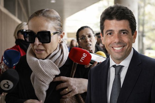 CTuria's tweet photo. 📢Sabemos que todo está centrado en Madrid, pero en Valencia también están pasando cosas escandalosas:
▶️La directora adjunta de Teatros se presenta a la oposición convocada por el organismo que codirige. Cargo: Funcionario A1 o A2 con hasta 42.000€ sueldo.
▶️Los asesores del PP de Presidencia de la Generalitat Valenciana y consellerías optan a su propia plaza de periodistas, 5 en total con sueldos de 3.000€.
▶️ El gerente del Consorcio de Museos de la Generalitat Valenciana, Nicolás Bugeda, consolida su propia plaza siendo gerente y según algunas fuentes estaría tratando de consolidar su plaza como funcionario.
▶️Luego que si David Sánchez...