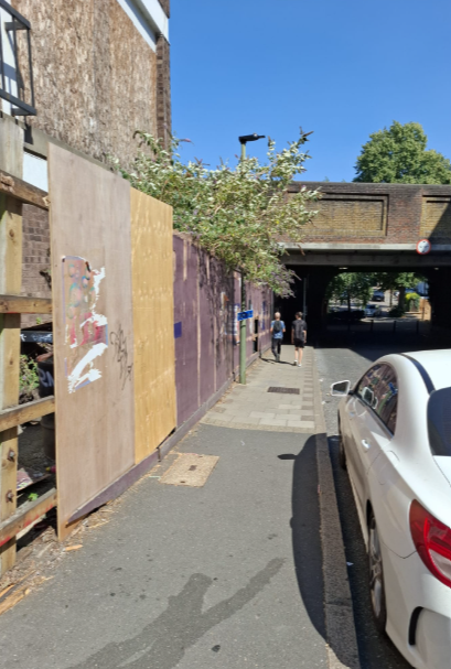 samdwebber's tweet photo. I'm working with @LBofBromley officers, @MPSBromleyTown &amp; @MPSBromley to ensure Conquest House is made safe.

Residents have complained about young people breaking into the site. I've seen this myself today. 
It's now time for @TaylorWimpey to step up and fully secure their site. https://t.co/R2FGnBiLZP