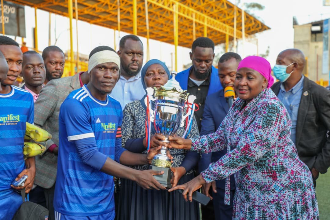 katosserusiba25's tweet photo. The ONC Manager, Hajjat @ChiefMuzzukulu officiated the finals of a football tournament organised by Nakawa West vendors at Philip Omondi Stadium, Lugogo, Kampala.

She pledged continued support to vendors, urging them to utilize the available anti-poverty programs to uplift their livelihoods.

The tournament kicked off last month and concluded with Kasoli FC emerging as champions.Hajjat rewarded the winners with UGX 1,000,000 in cash.

The runners-up, Nyanya FC, received UGX 500,000, while Nyama FC walked away with UGX 300,000. Cassava vendors received UGX 200,000.
@KagutaMuseveni @Onc_nrm1
