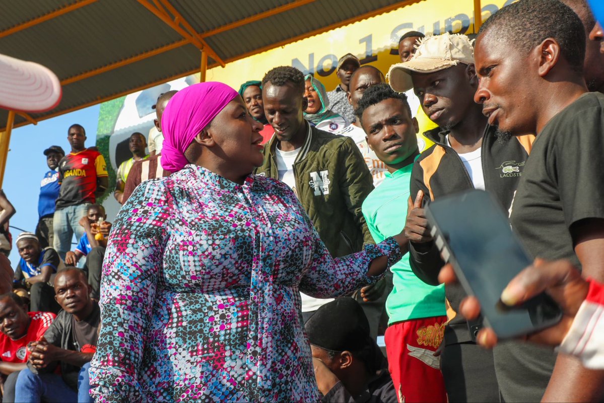 HawahMedia's tweet photo. SPA/PA (@ChiefMuzzukulu) urged Nakawa Market vendors to seize President @KagutaMuseveni’s new term through wealth-creation programmes to fight poverty. She also rewarded the football tournament winners, reaffirming @Onc_nrm1’s commitment to grassroots empowerment. 
#ONCUpdates https://t.co/jjeYBGdLRf