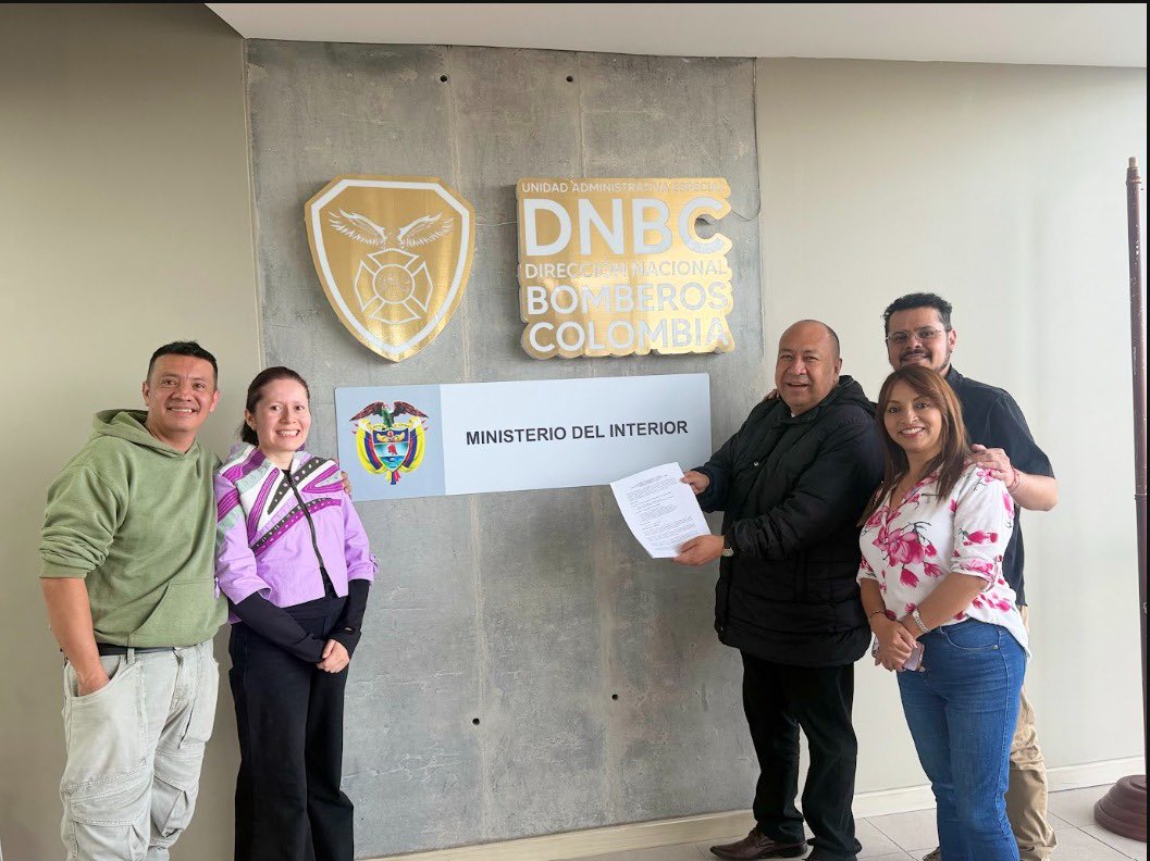 SUNETBogota's tweet photo. Con participación de nuestro presidente @GermanSUNET, firmamos el Acuerdo Laboral entre el @SUNETBogota y @DNBomberosCol 🚒 🧯👨🏻‍🚒👩🏻‍🚒

Conquistamos el primer acuerdo laboral en la entidad para mejorar las condiciones de las y los empleados ✊🏼

#SUNETSuSindicatoEstatal https://t.co/B9aADH1vY8
