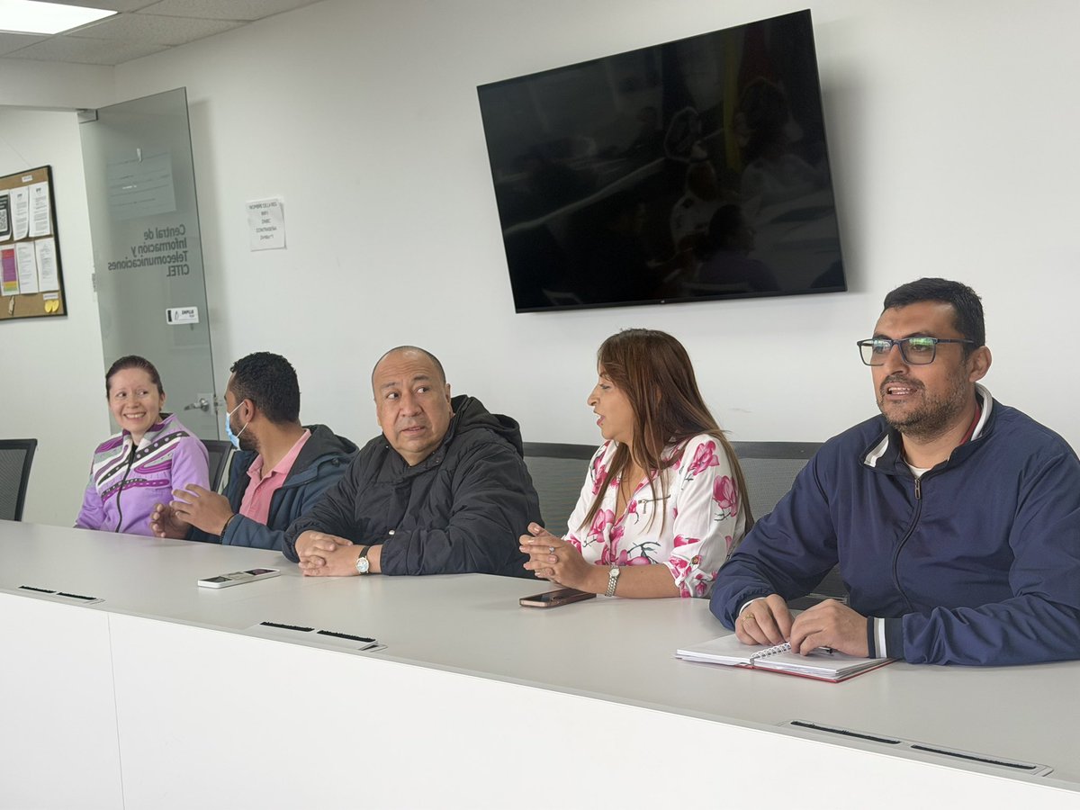 SUNETBogota's tweet photo. Con participación de nuestro presidente @GermanSUNET, firmamos el Acuerdo Laboral entre el @SUNETBogota y @DNBomberosCol 🚒 🧯👨🏻‍🚒👩🏻‍🚒

Conquistamos el primer acuerdo laboral en la entidad para mejorar las condiciones de las y los empleados ✊🏼

#SUNETSuSindicatoEstatal https://t.co/B9aADH1vY8