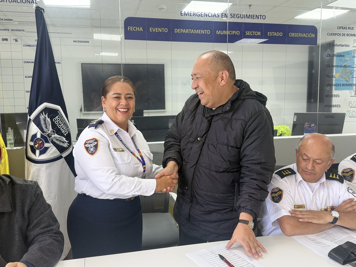 SUNETBogota's tweet photo. Con participación de nuestro presidente @GermanSUNET, firmamos el Acuerdo Laboral entre el @SUNETBogota y @DNBomberosCol 🚒 🧯👨🏻‍🚒👩🏻‍🚒

Conquistamos el primer acuerdo laboral en la entidad para mejorar las condiciones de las y los empleados ✊🏼

#SUNETSuSindicatoEstatal https://t.co/B9aADH1vY8
