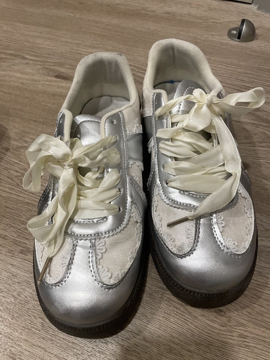 RinlinShop's tweet photo. รองเท้าเจนแมรี่ ลูกไม้ 50.- 
ผ้าใบ 60.- 
(เบอร์38คับ) https://t.co/KX84p1eHtS