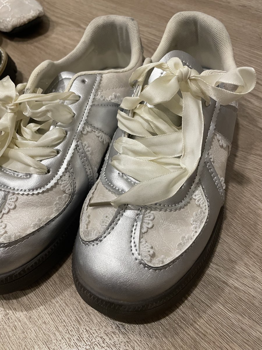 RinlinShop's tweet photo. รองเท้าเจนแมรี่ ลูกไม้ 50.- 
ผ้าใบ 60.- 
(เบอร์38คับ) https://t.co/KX84p1eHtS